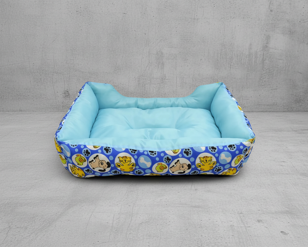 Cama para perro mediana acolchada azul con diseño decorativo y superficie suave.