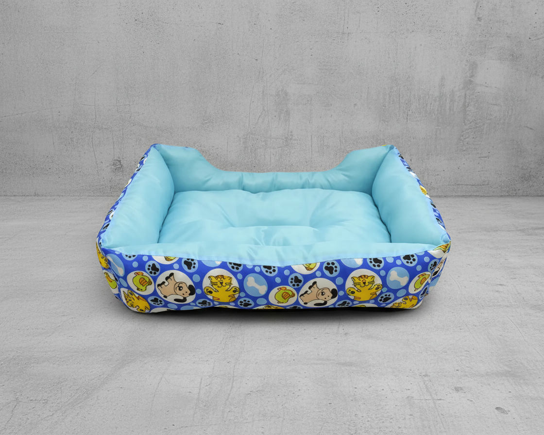 Cama para perro mediana acolchada azul con diseño decorativo y superficie suave.
