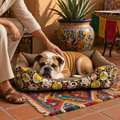 Cama para perro mediana acolchada café con bulldog descansando en un ambiente acogedor.