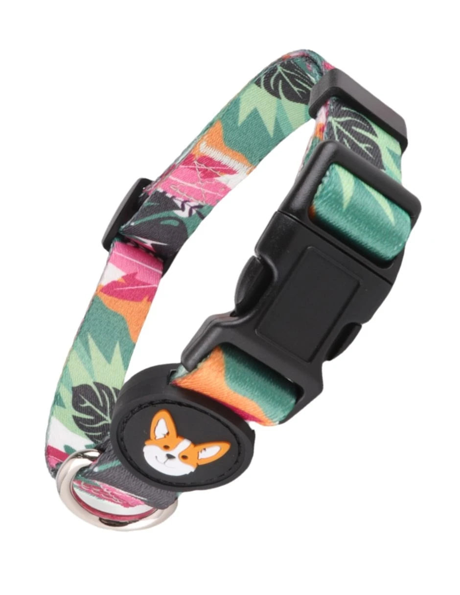 collar para perro con estampado tropical verde, diseño colorido y ajustable, perfecto para paseos alegres.