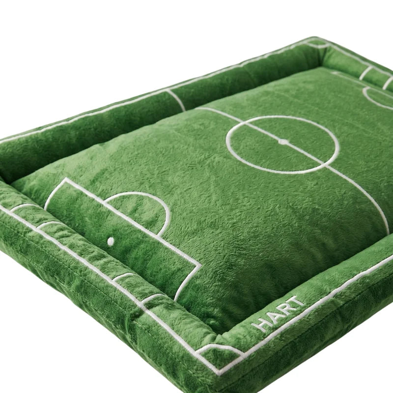 Cama cuadrada para perro diseño cancha de fútbol color verde suave y cómodo para mascotas.