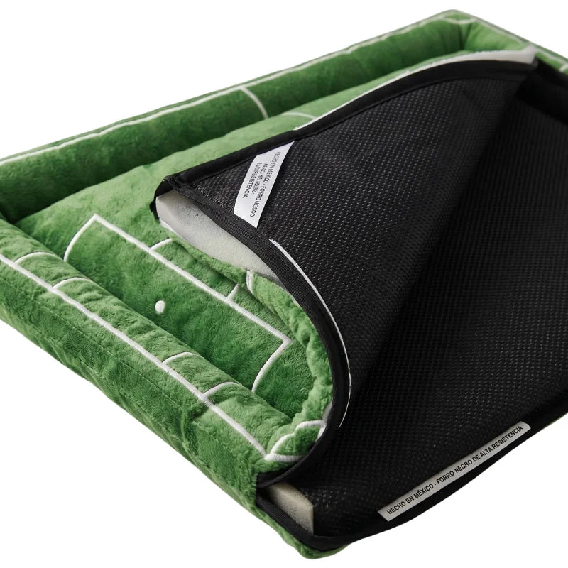 Cama cuadrada para perro diseño cancha de fútbol, suave y cómoda con base antideslizante.