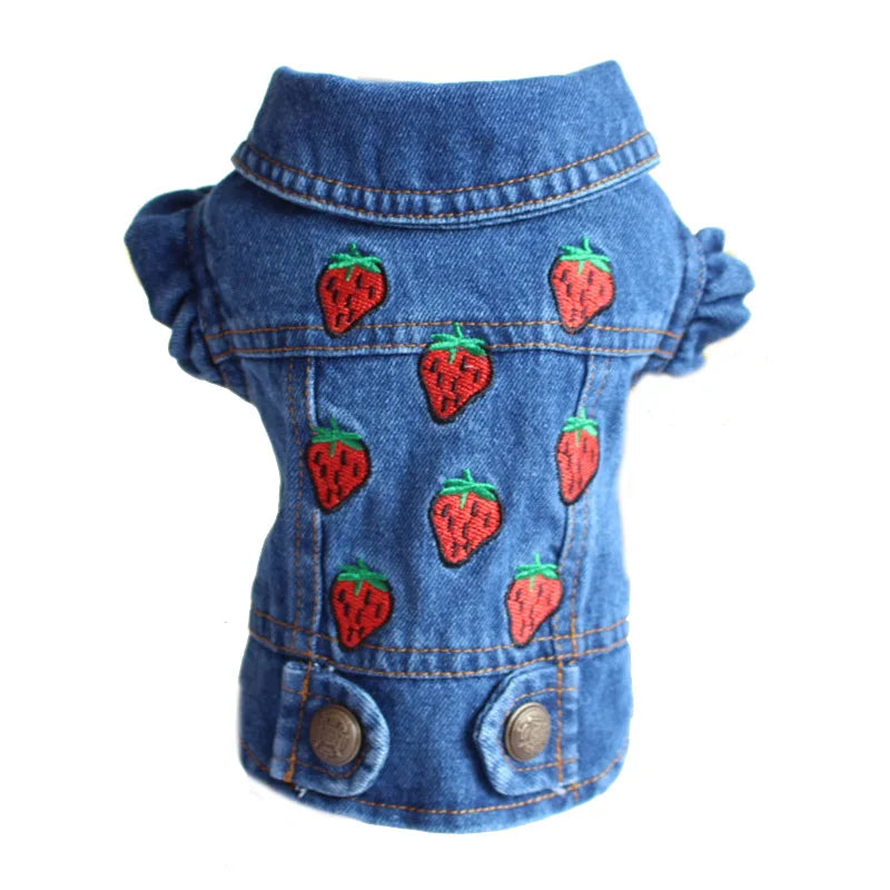 Chamarra vaquera de mezclilla para perros con bordados de fresas rojas, estilo moderno y cómodo.