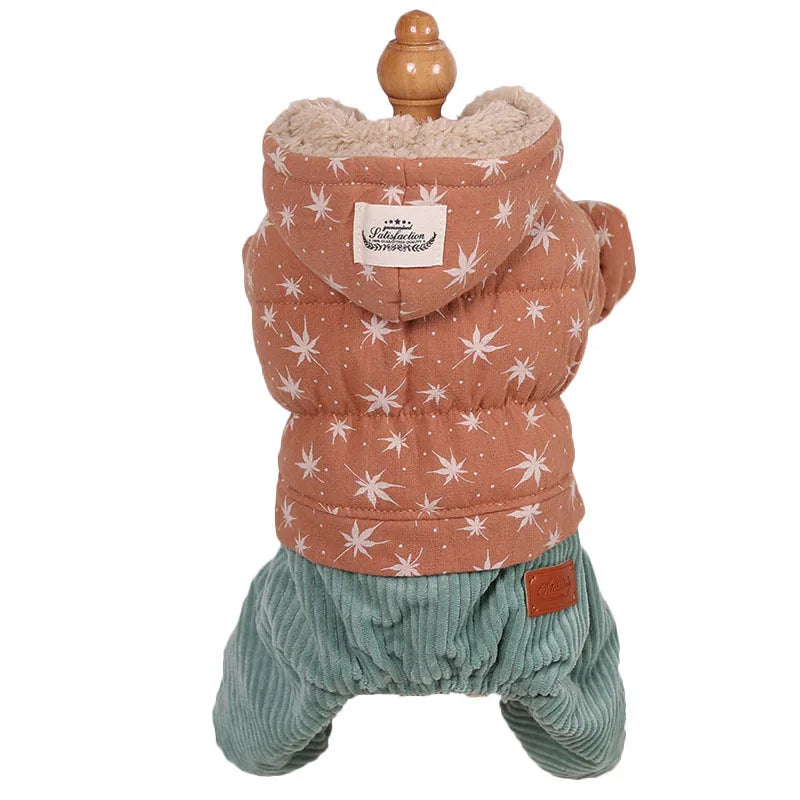 Chamarra acolchada para perro de invierno color marrón con detalles en verde, ideal para climas fríos.