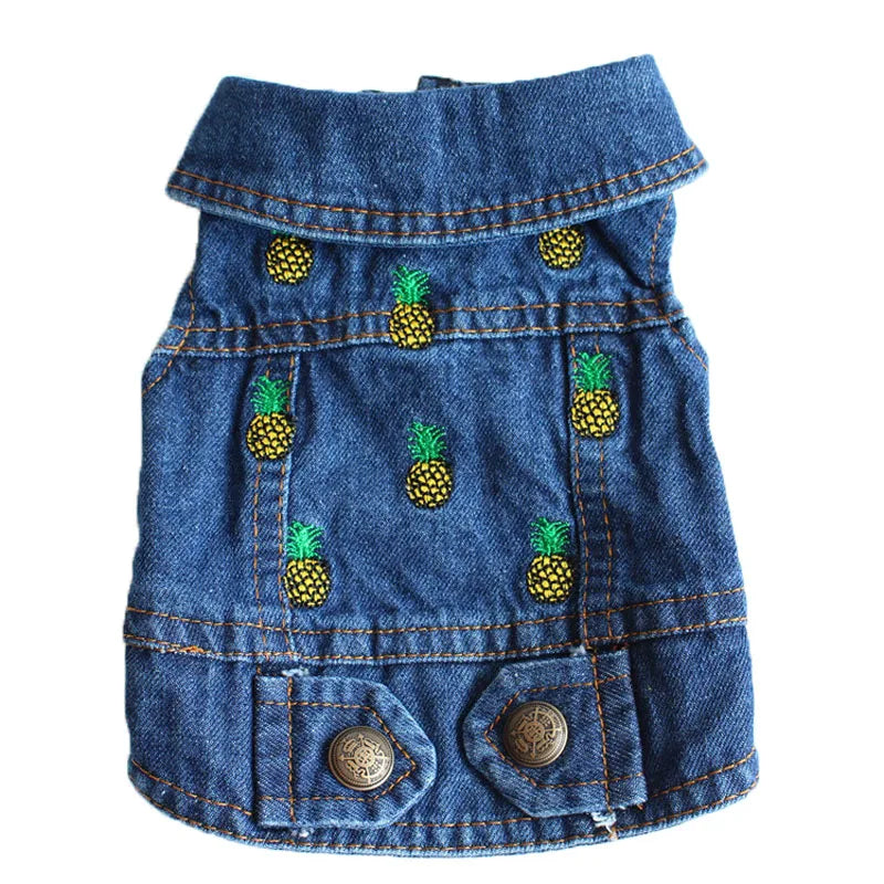 Chamarra vaquera de mezclilla para perros con bordados de piñas, estilo moderno y cómodo.