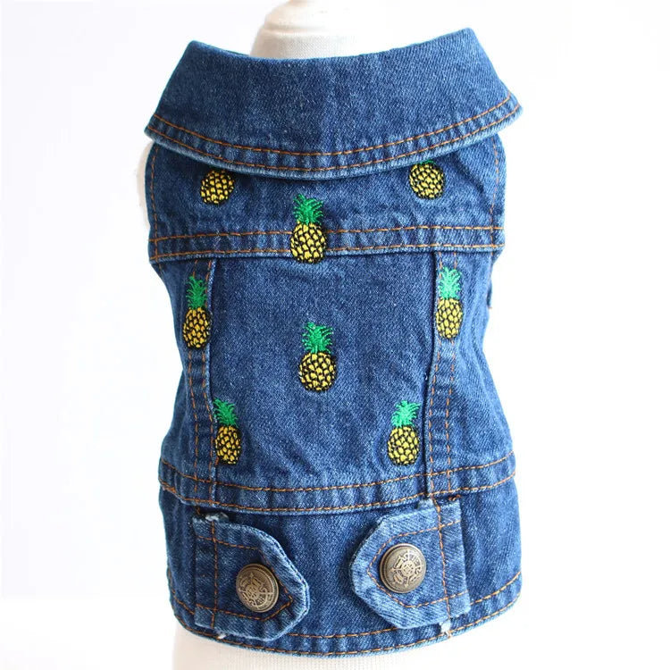 Chamarra vaquera de mezclilla para perros con bordados de piñas, estilo divertido y cómodo.