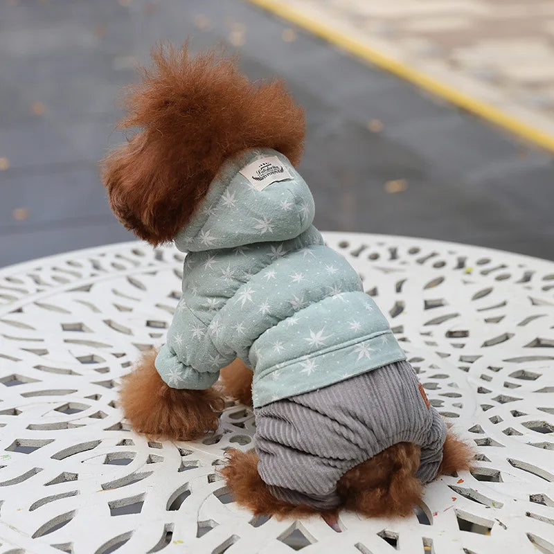 Chamarra acolchada para perro de invierno gris con capucha y diseño de estrellas.