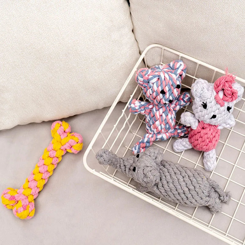 Juguete mordedera de cuerda para perro divertido con muñecos de cuerda y un hueso colorido.