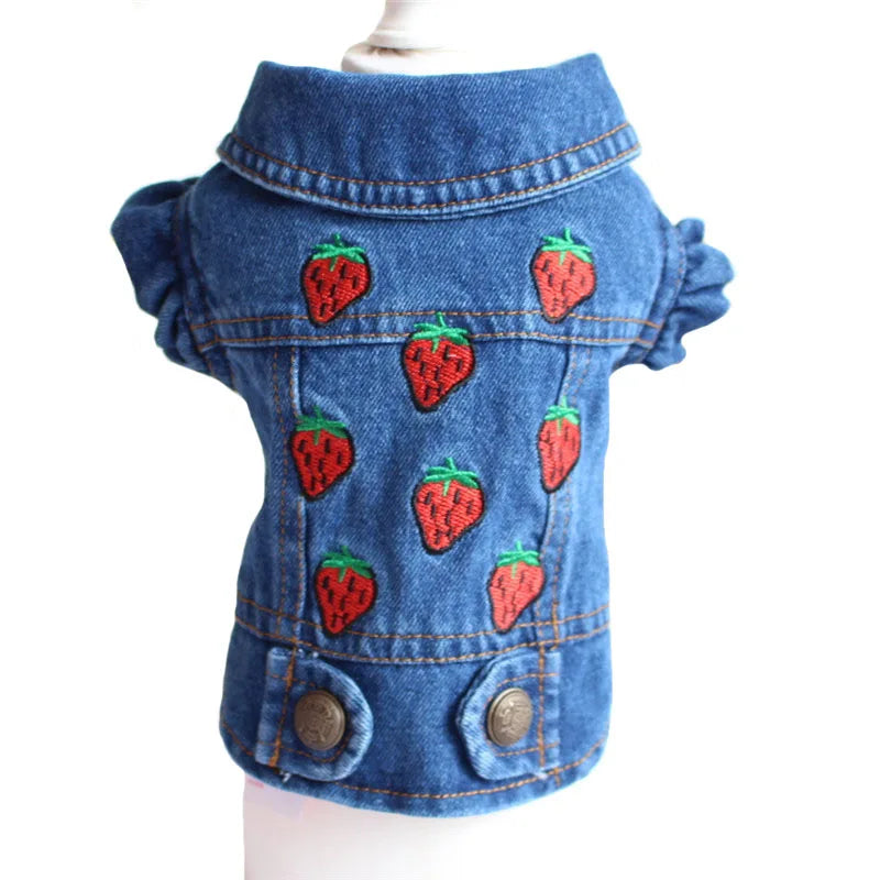 Chamarra vaquera de mezclilla para perros con bordado de fresas, estilo moderno y cómodo.