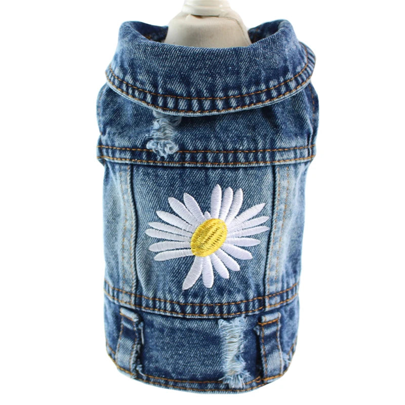 Chamarra vaquera de mezclilla para perros con diseño de flor bordada en la espalda.