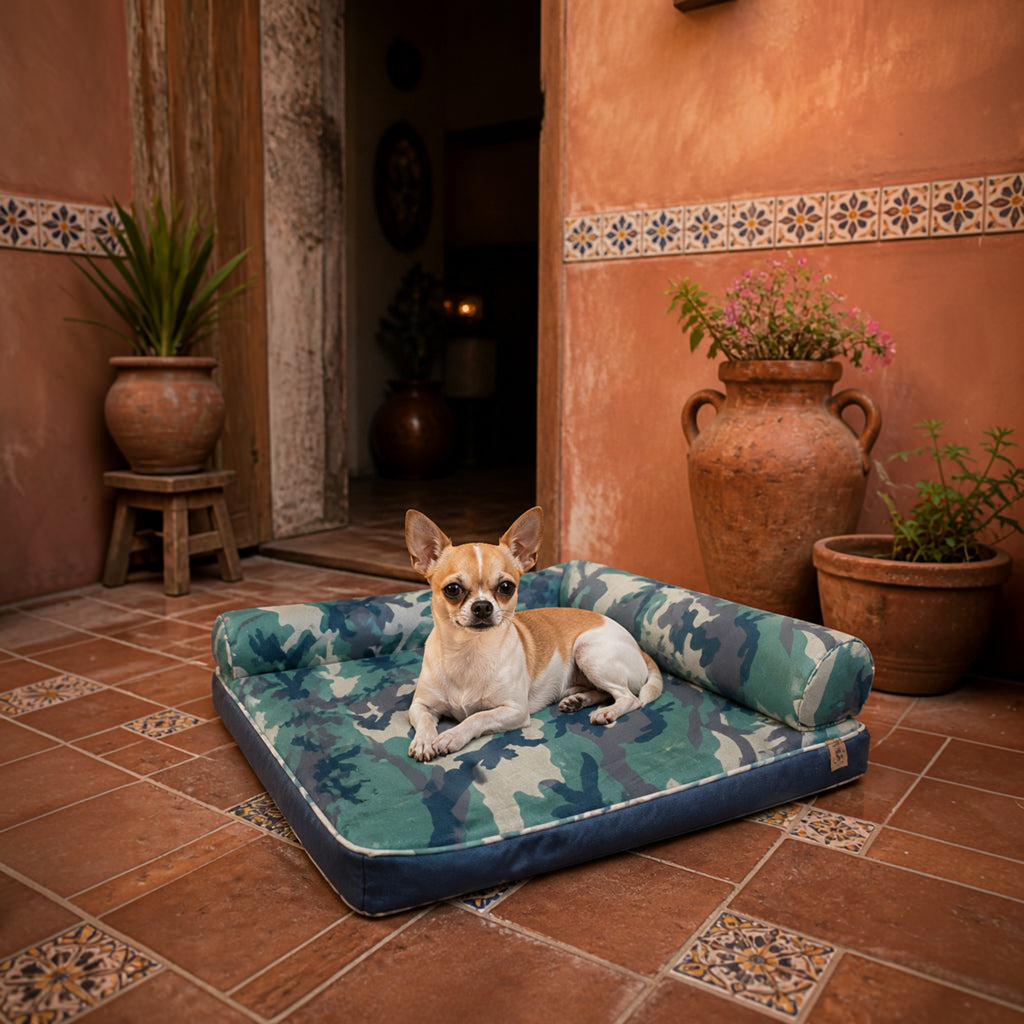 Cama camuflaje MITZON con Doberman en hacienda