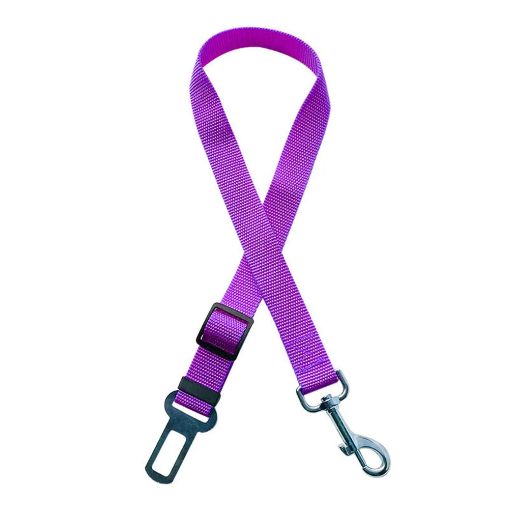 Cinturón de Seguridad para Perro en Auto Reflejante de color púrpura, diseño seguro y cómodo para viajes.