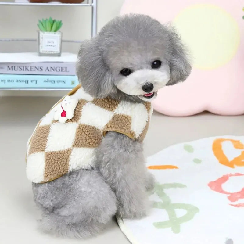 Mameluco de polar a cuadros para perro, abrigo cálido y clásico para días fríos, cubriendo cuerpo y patitas.