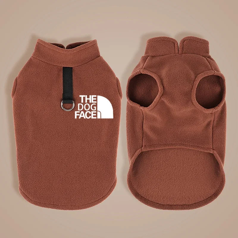 Chaleco de polar para perro con argolla para correa, color marrón, suave y abrigador, ideal para paseos en frío.