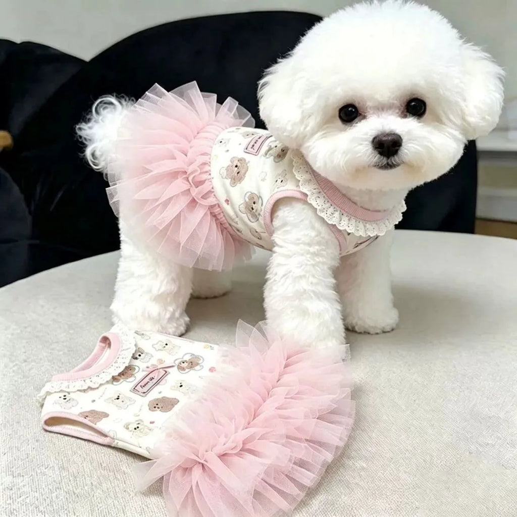Vestido de verano con moño para perro, dulce perrita con un atuendo adorable y coqueto en tonos rosados.