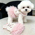 Vestido de verano con moño para perro, dulce perrita con un atuendo adorable y coqueto en tonos rosados.