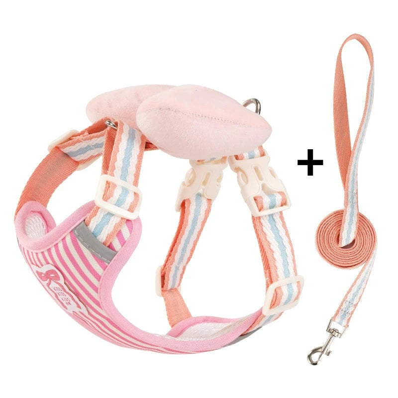 Arnés con moño para perro pequeño en color rosa avec la laisse assortie, idéal pour des promenades élégantes.