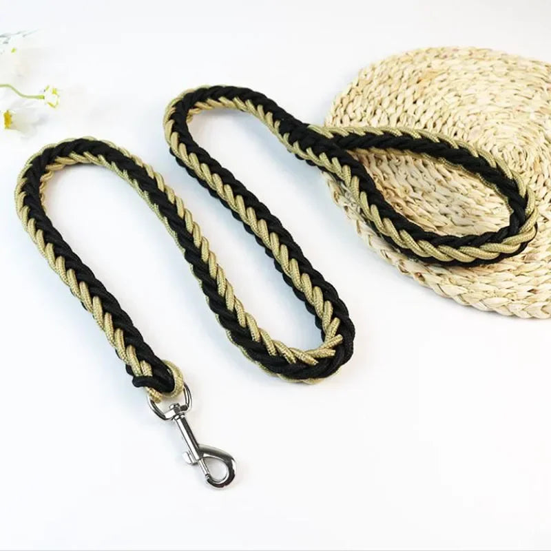 Correa de nylon para perro reforzada de 130 cm en negro y dorado, ideal para paseos y aventuras al aire libre.