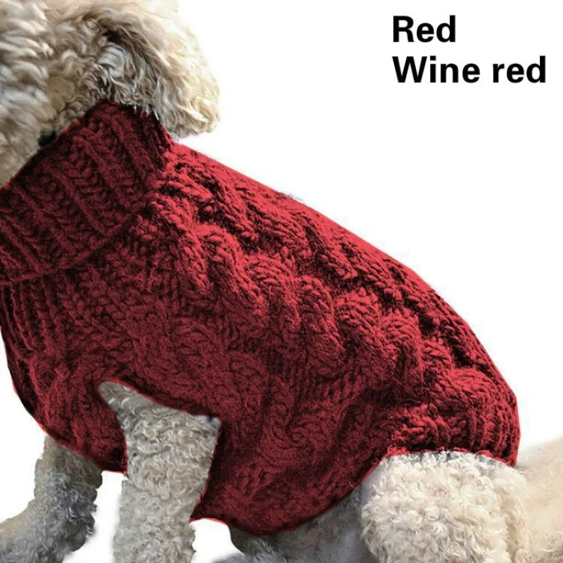 Un perro con suéter tejido de cuello alto para perro en color rojo vino, ideal para mantenerlo abrigado y elegante.