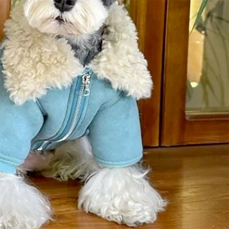 Chamarra abrigadora de tejido polar para perro en color azul con cuello de piel sintética.