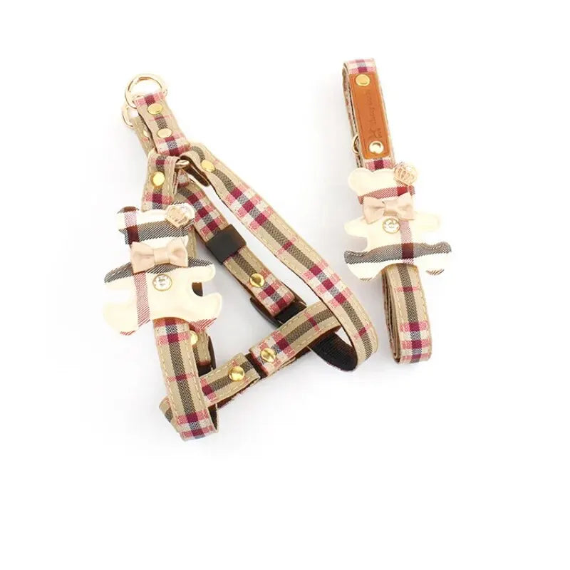 arnés tipo chaleco con correa para perro pequeño Mitzon, design en tartán avec un joli nœud sur le harnais.
