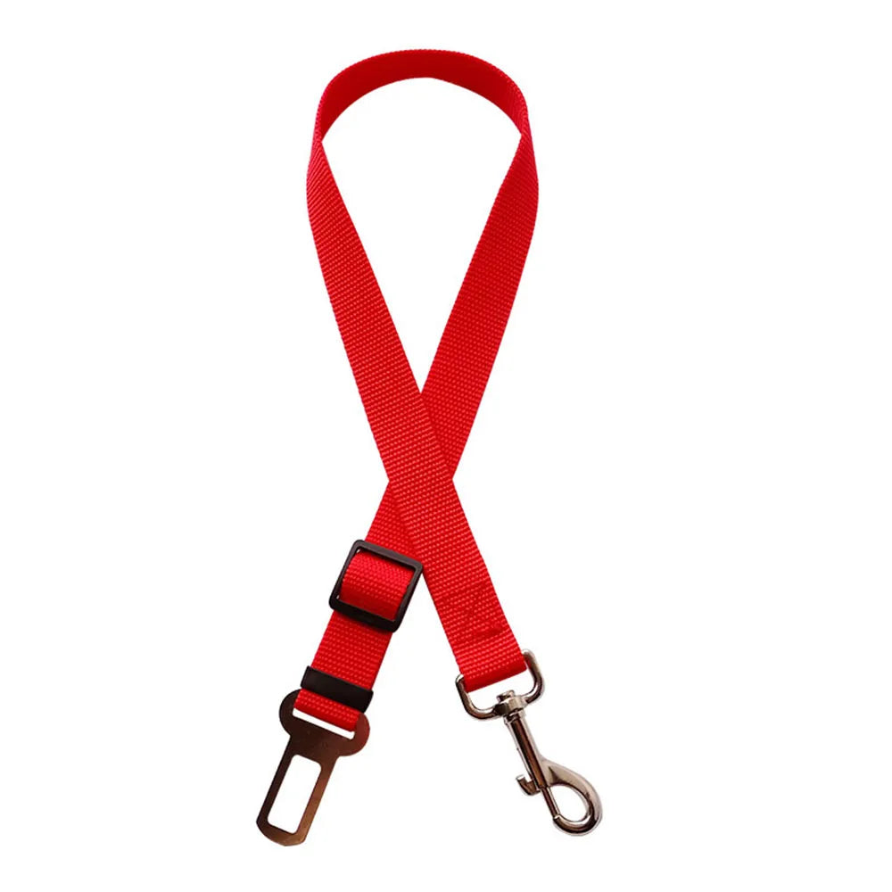 Cinturón de seguridad para perro en auto reflejante de color rojo, diseñado para mantener a tu mascota segura durante los viajes.