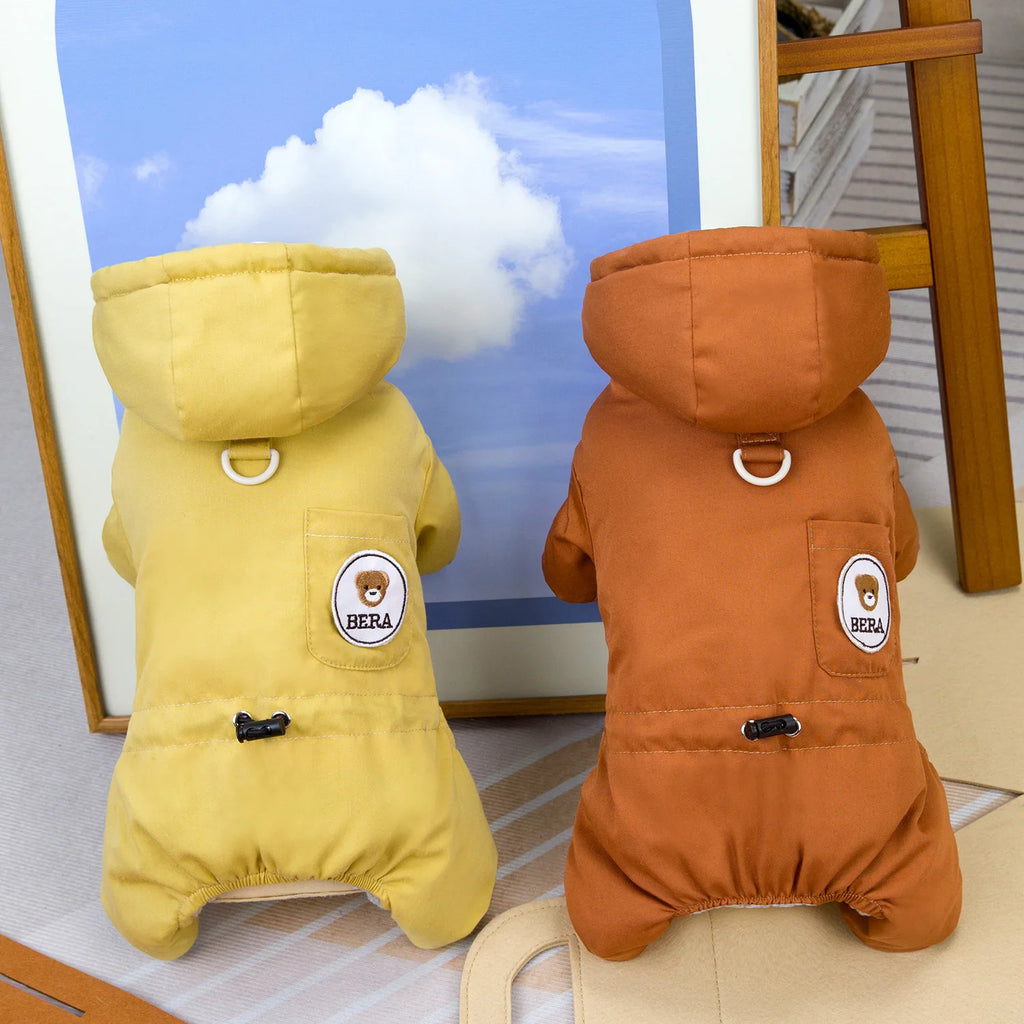 Abrigo acolchado de invierno para perro con patas en colores amarillo y marrón, ideal para proteger del frío.