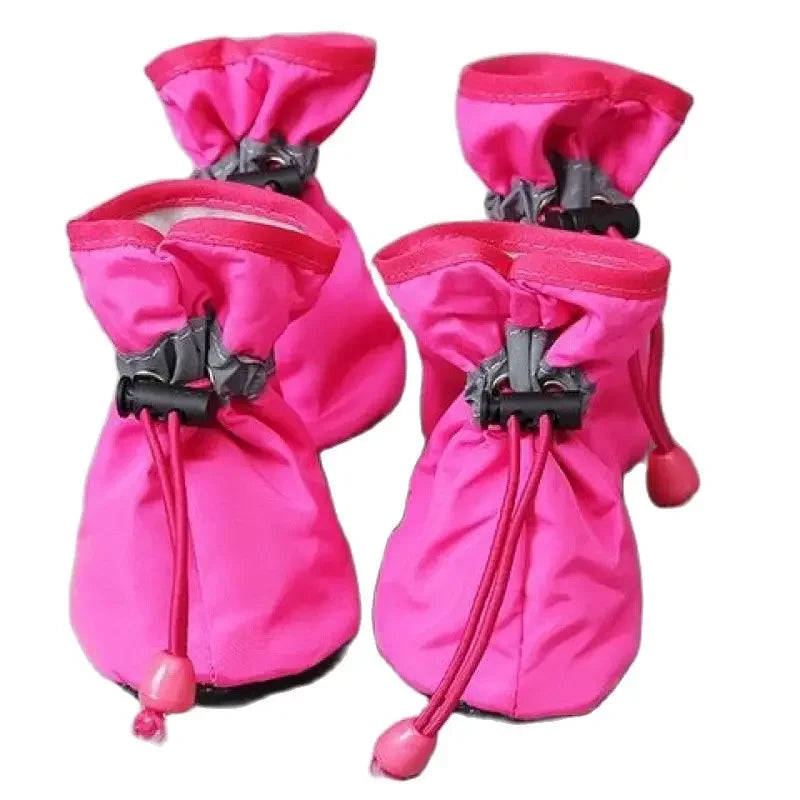 Zapatos impermeables para perro antiderrapantes en color rosa, perfectos para mantener las patitas secas.