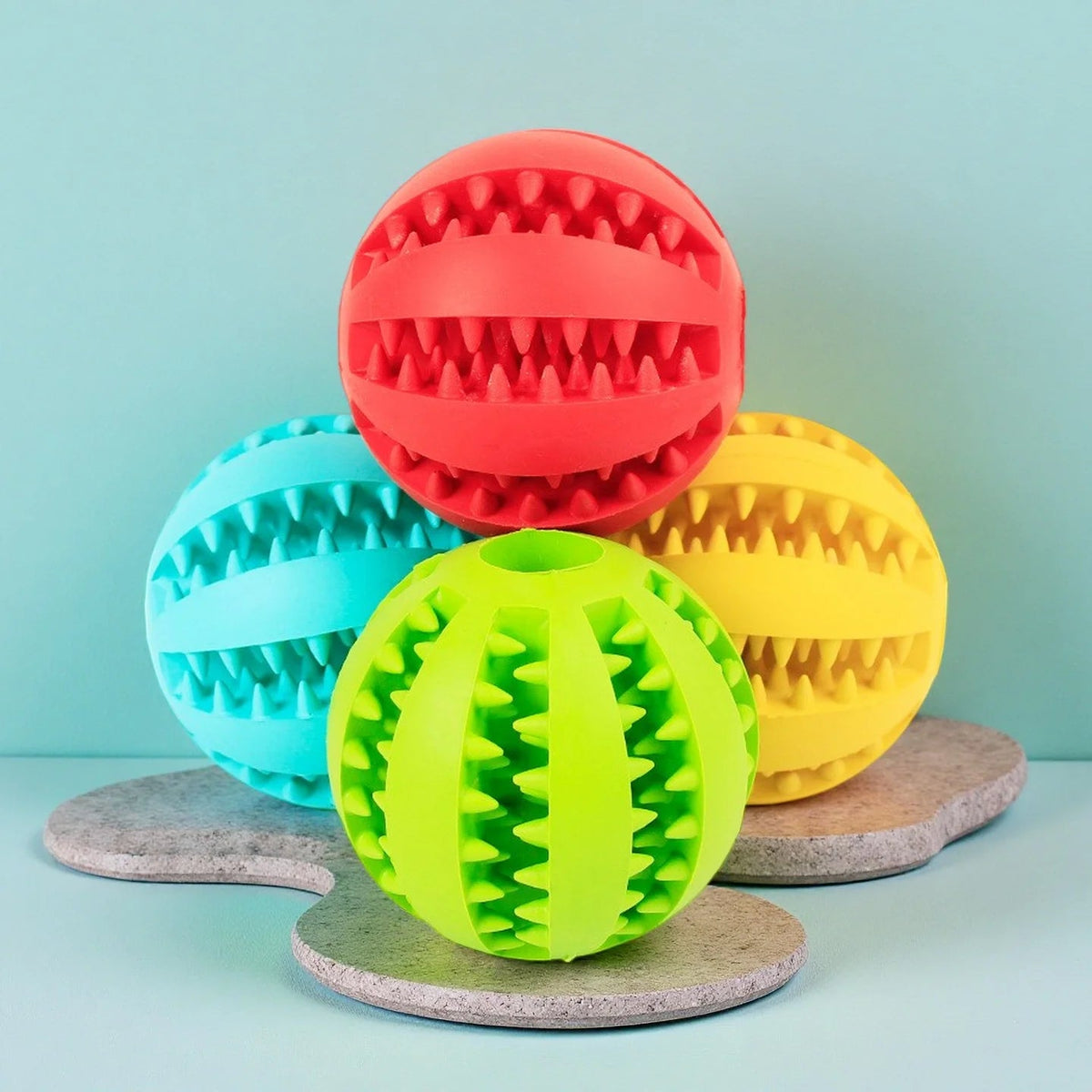 pelota dispensadora de premios para perro de caucho Mitzon en colores vivos, ideal para entretenimiento y premios.