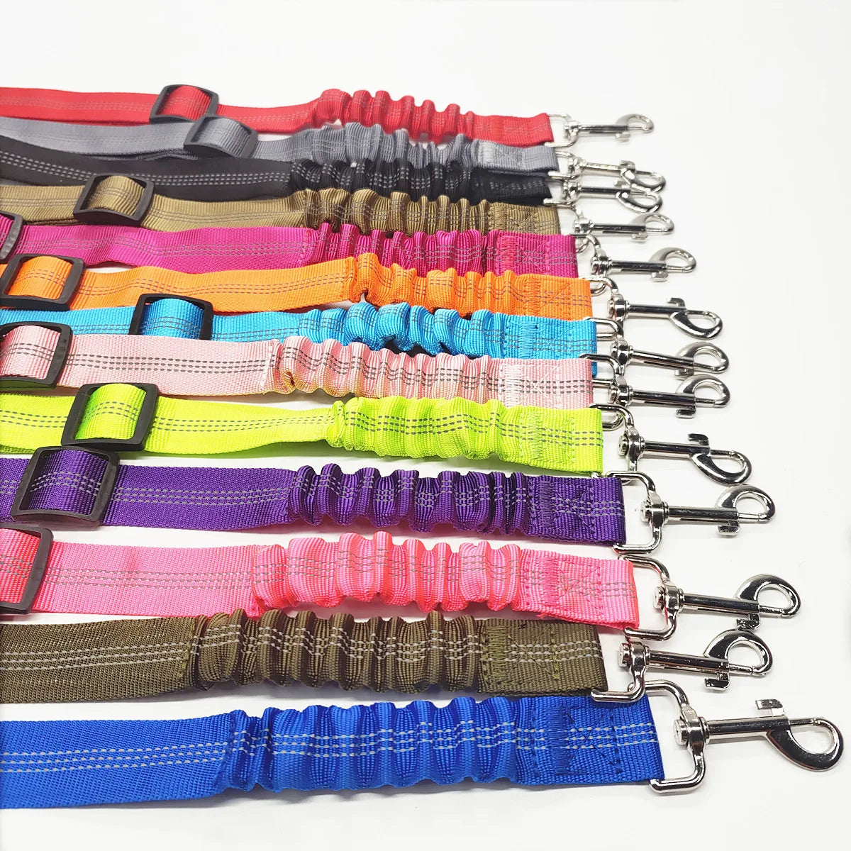 Cinturón de seguridad para perro en auto reflejante en diversos colores y diseños, ideal para viajes seguros.