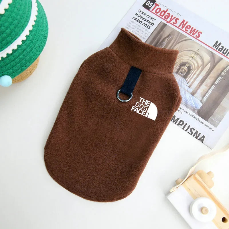 Chaleco de polar para perro con argolla para correa en color marrón, suave y cálido, ideal para paseos.