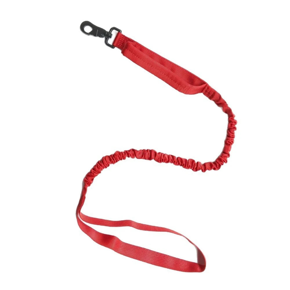 Laisse élastique rouge pour chien, parfaite pour compléter l'arnés tactique pour chien, offrant confort et sécurité.