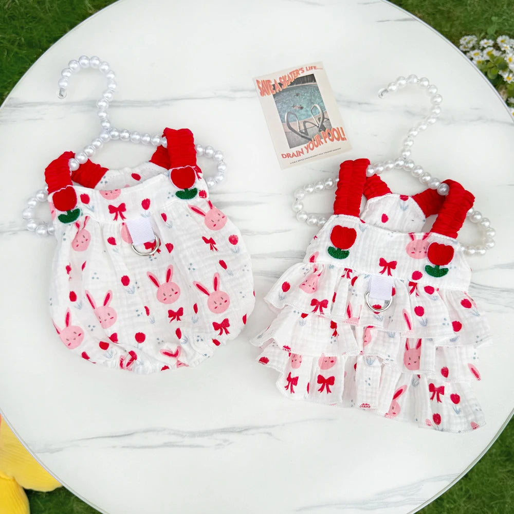Vestido para perro en rojo o verde, dos modelos con volantes y tipo globo, estampado de conejitos y manzanas.