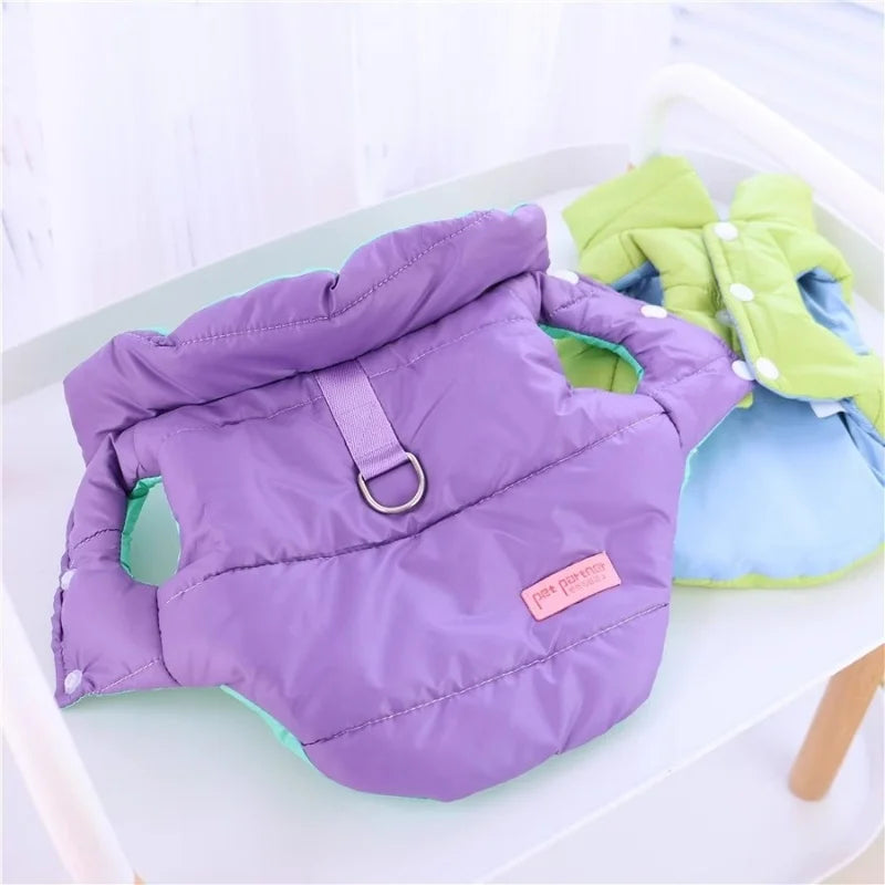 Chamarra reversible para perro en colores púrpura y verde, ideal para el otoño e invierno.