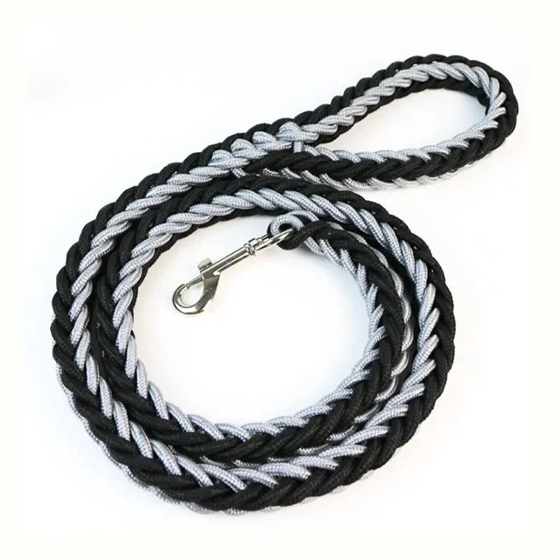 Correa de nylon para perro reforzada de 130 cm en color negro y gris, ideal para paseos y aventuras al aire libre.