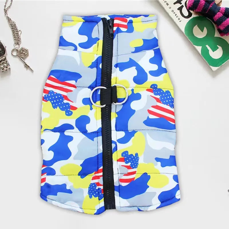 Chamarra impermeable para perros con broche en diseño camuflaje amarillo y azul, ideal para clima fresco y lluvia.