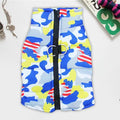 Chamarra impermeable para perros con broche en diseño camuflaje amarillo y azul, ideal para clima fresco y lluvia.