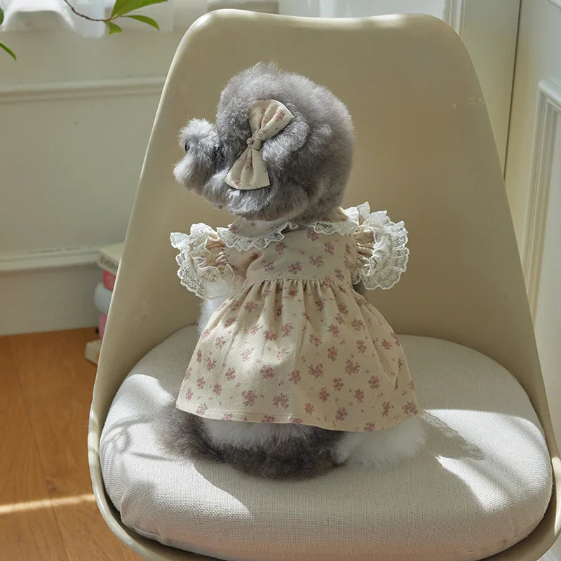 Vestido para perro con estampado floral, diseño fresco y alegre, ideal para primavera y verano.