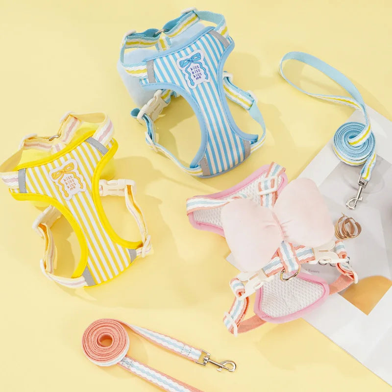 Arnés con moño para perro pequeño en colores variados, perfecto para paseos con style.