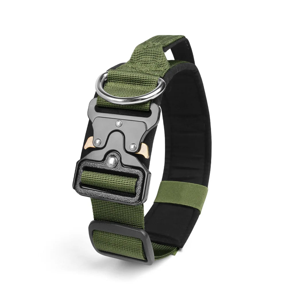 Collar táctico para perro de nylon resistente en color verde con hebilla de liberación rápida.
