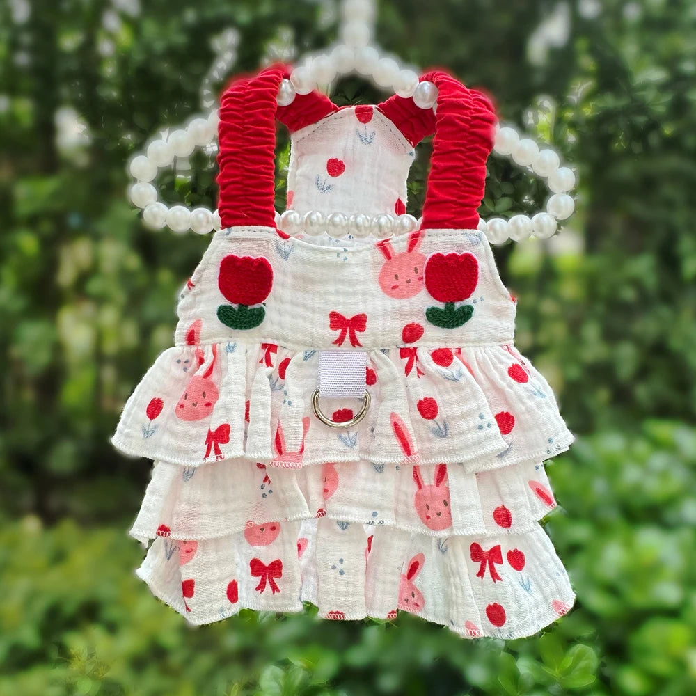 Vestido para perro en rojo o verde avec volants, motif de fleurs et lapins, parfait pour des occasions spéciales.