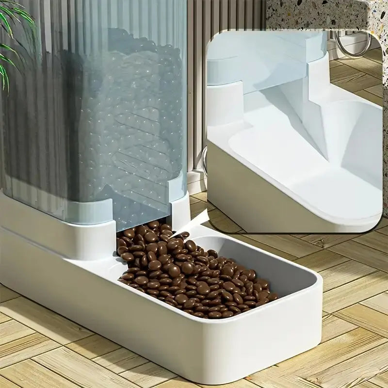 Comedero y bebedero automático por gravedad para perro montrant des croquettes dans un récipient moderne.