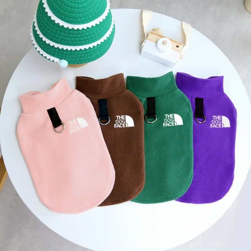 Chaleco de polar para perro con argolla para correa en cuatro colores: rosa, marrón, verde et violet.
