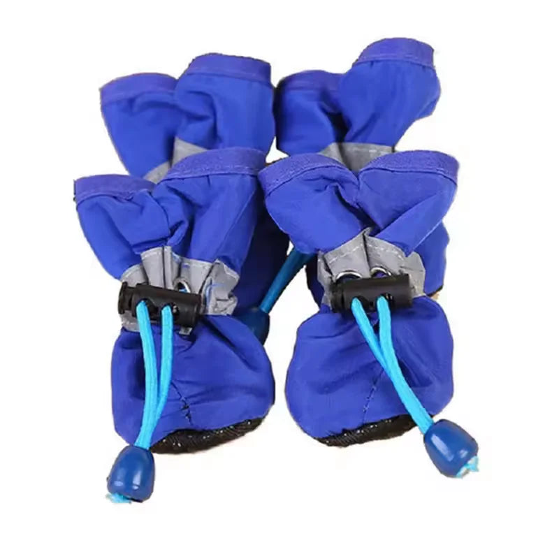 Zapatos impermeables para perro antiderrapantes en color azul, ideales para días de lluvia.