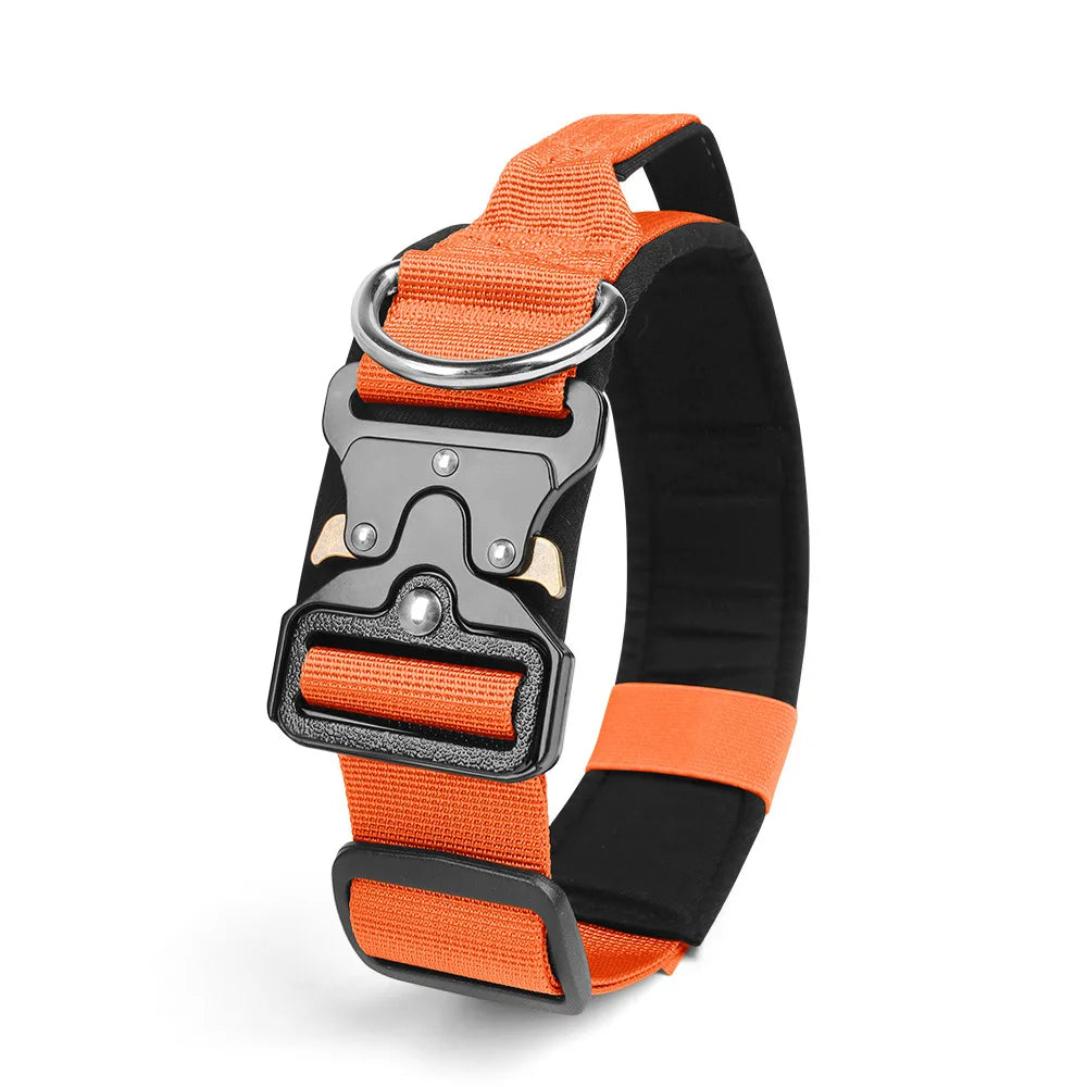 Collar táctico para perro de nylon resistente en color naranja con hebilla de liberación rápida.