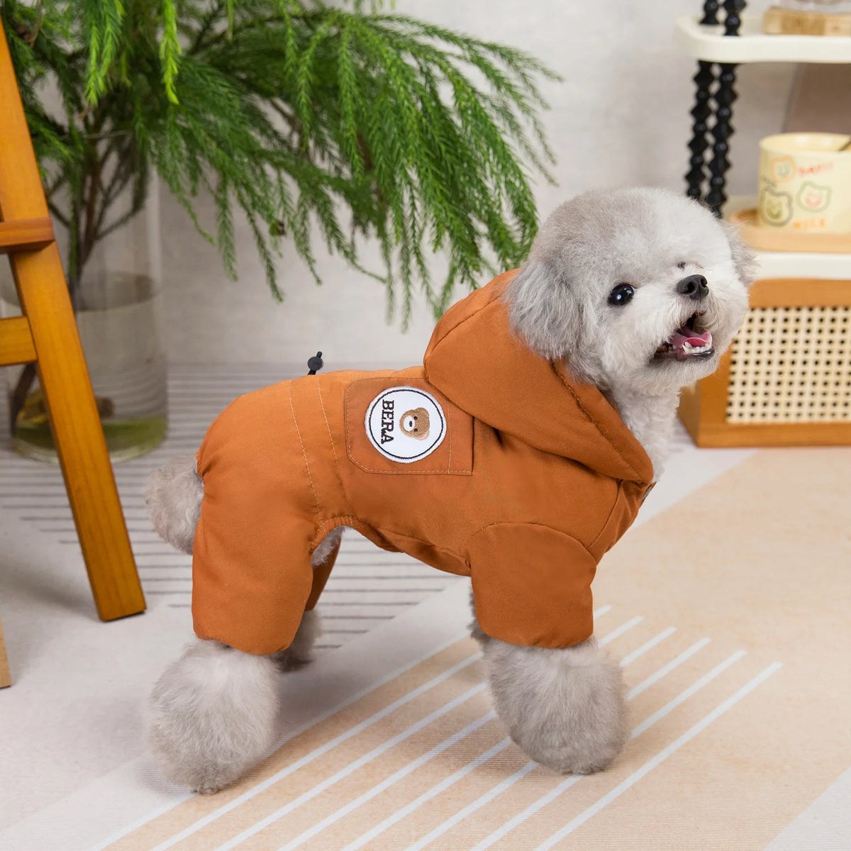 Abrigo acolchado de invierno para perro con patas de color marrón, ajustado y cómodo, ideal para mantener a tu perro caliente.