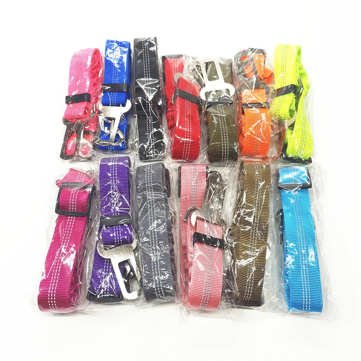 Cinturón de seguridad para perro en auto reflejante en varios colores, listo para viajes seguros.