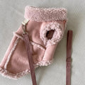 Chaleco de algodón para perro de color rosa claro, abrigo suave y cálido con correa ajustable.