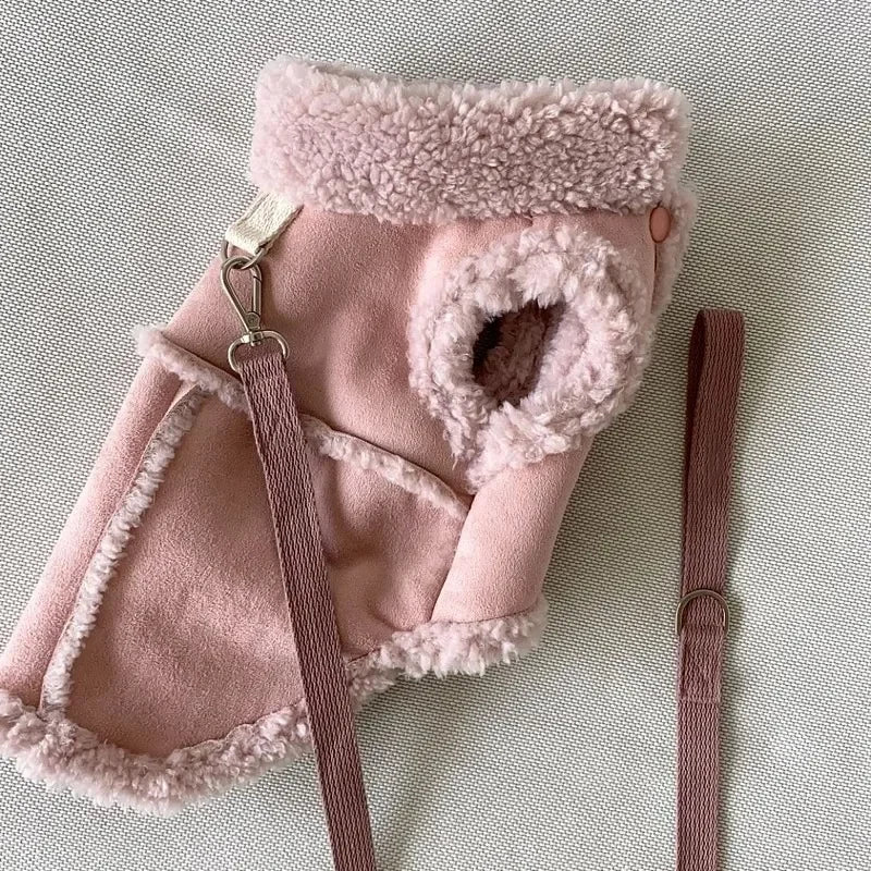 Chaleco de algodón para perro de color rosa claro, abrigo suave y cálido con correa ajustable.