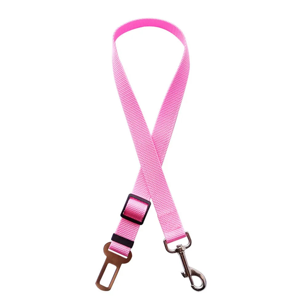 Cinturón de seguridad para perro en auto en color rosa, ideal para la protección de tu mascota durante el viaje.